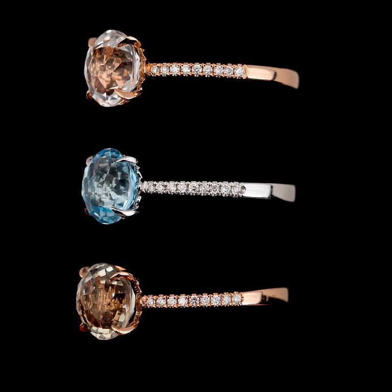 RINGAR, 3 st, 18K rosé/vitguld, vit topas ca 2.70 ct, blå topas ca 2.70 ct, grön ametist ca 2.00 ct.