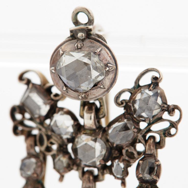 Ett par örhängen med rosen- och taffelslipade diamanter, 1700-tal.