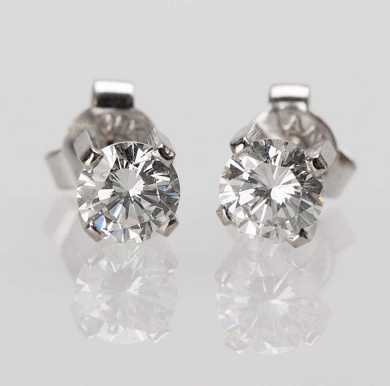 ÖRHÄNGEN, ett par, 18 k vitguld med briljantslipade diamanter, totalt ca 0,90 ct. Vikt ca 1,5 g.