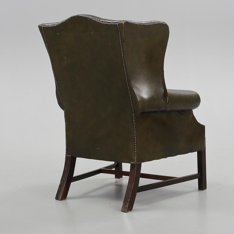 ÖRONLAPPSFÅTÖLJ, Engelsk stil, skinn, 1900-talets andra hälft.
