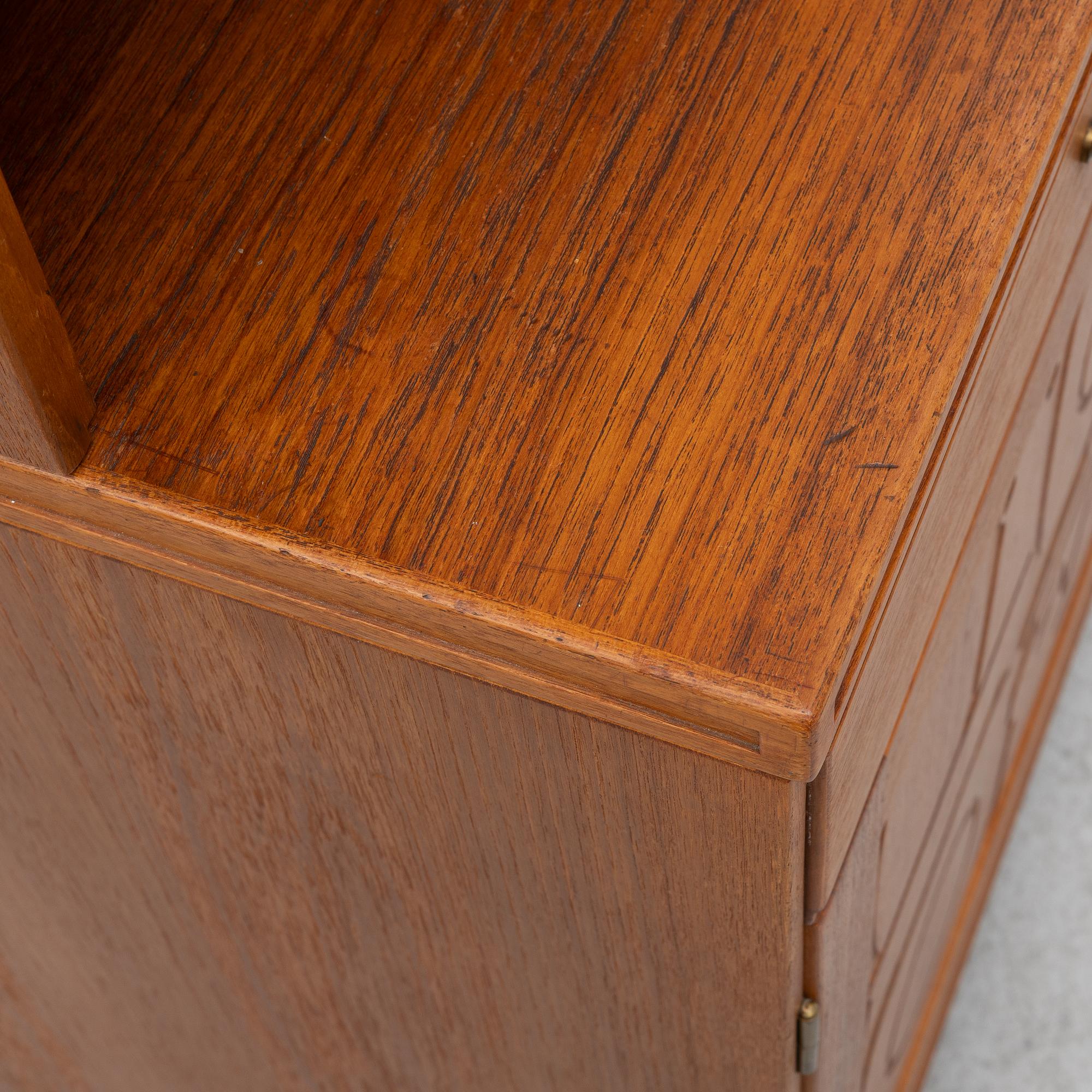 Yngve Ekström, vitrinskåp, "Krus", AB Westbergs Möbler, Tranås,modellen  formgiven 1955.