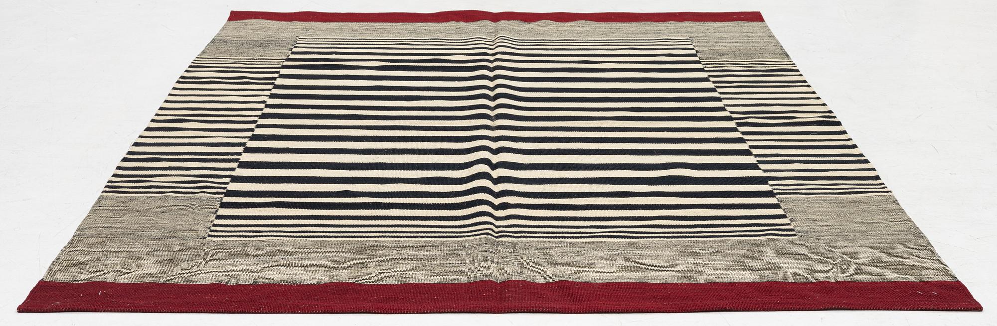 Matta, slätvävd, ca 235 x 175 cm.