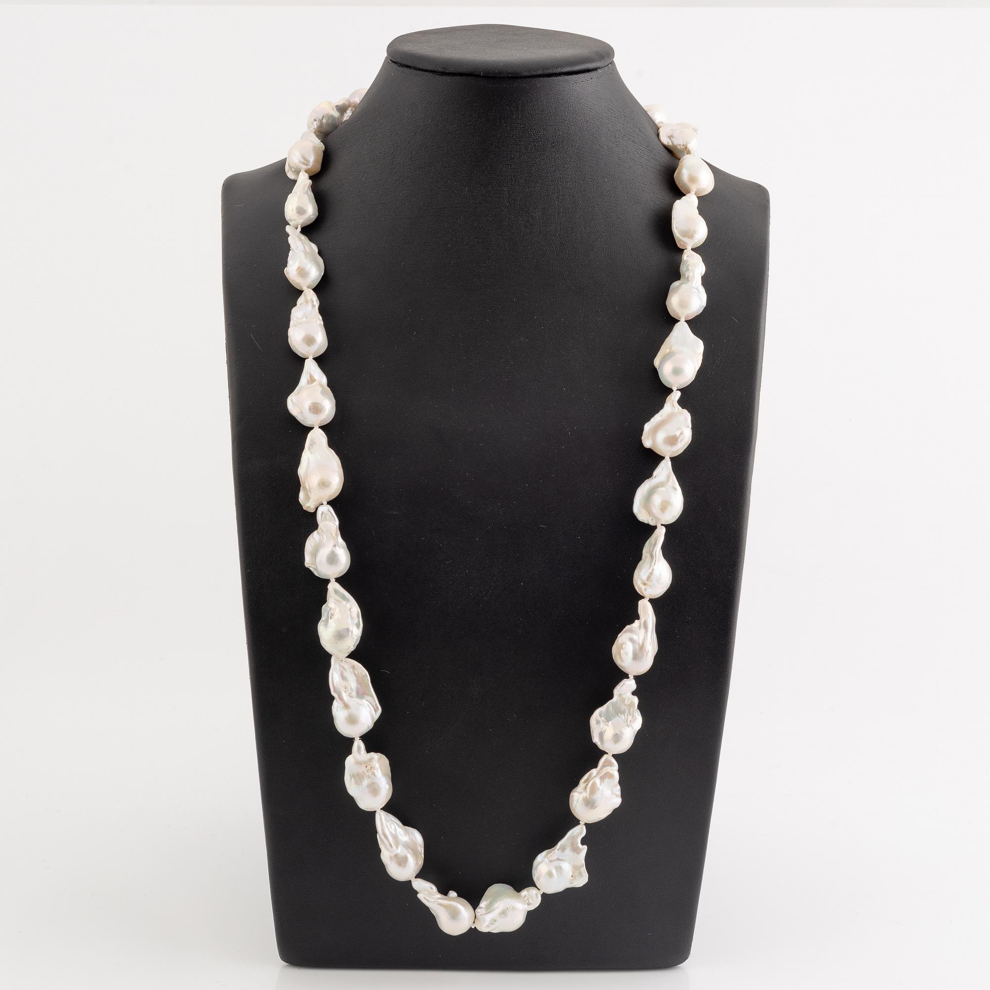 Pärlcollier, med odlade barockformade sötvattenspärlor.