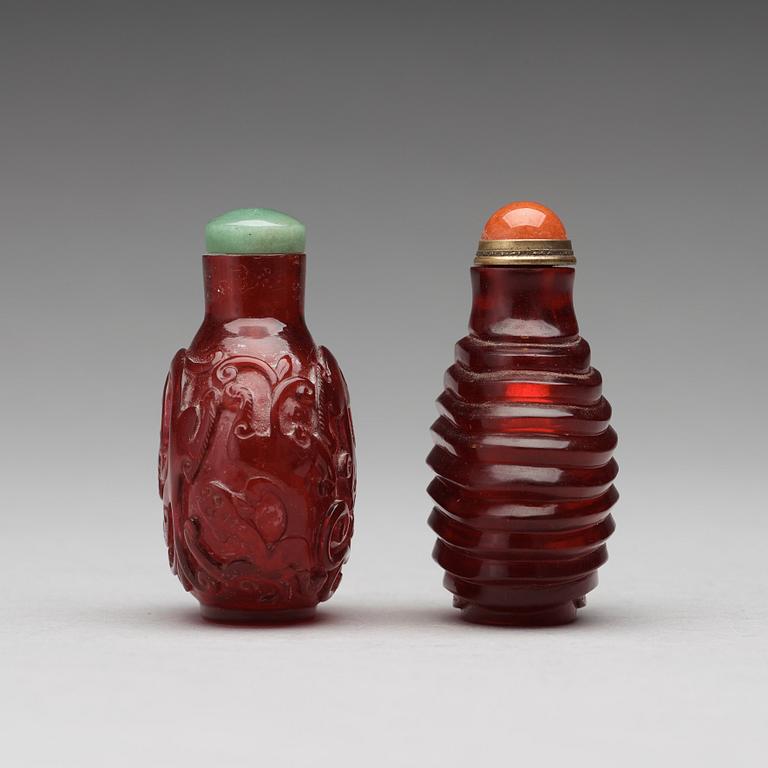 SNUSFLASKOR, två stycken, pekingglas. Kina, 1900-tal.