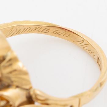 Ring 18K gold with synthetic red stone.