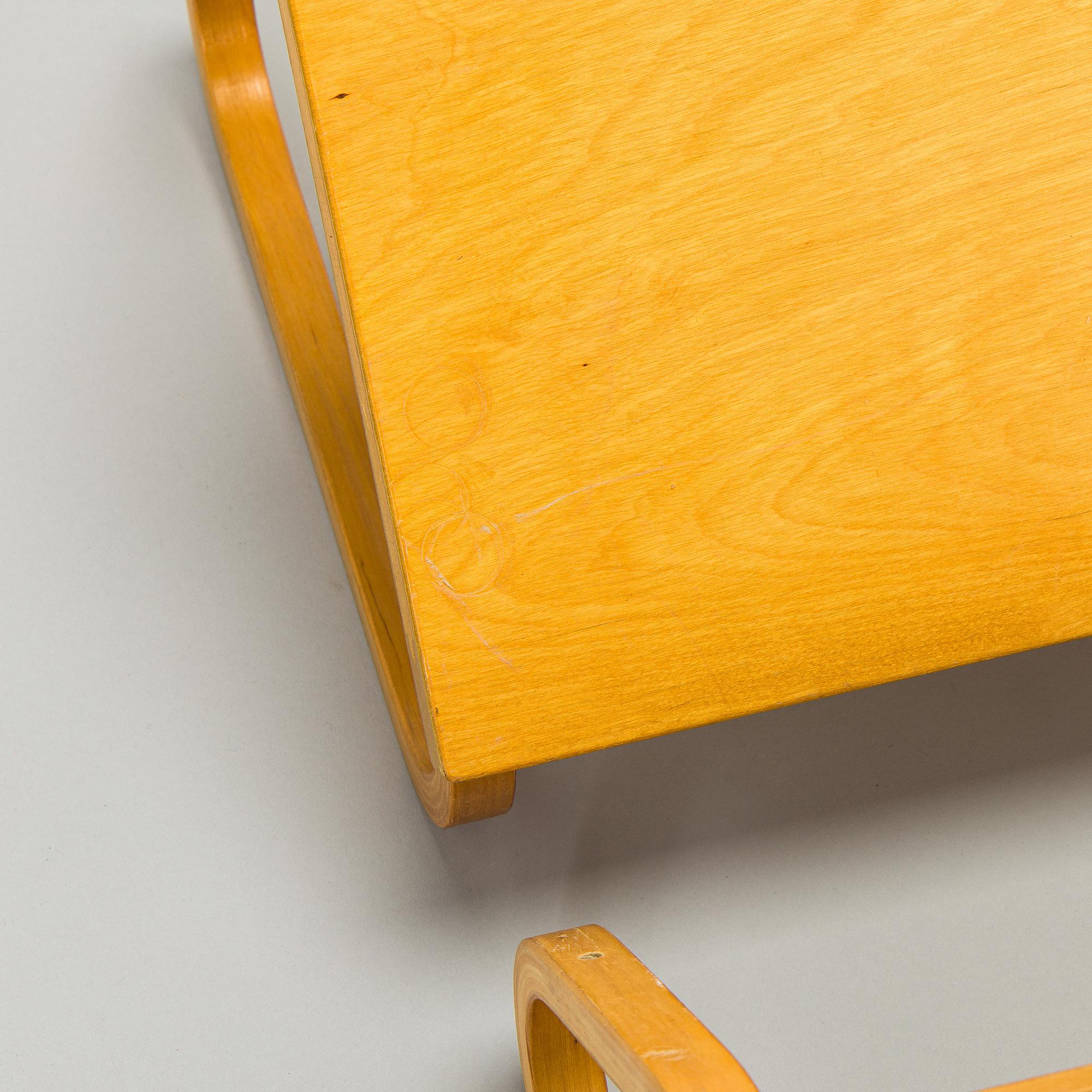 Alvar Aalto, vägghyllor, 2 st, modell 112A för O.Y. Huonekalu- ja Rakennustyötehdas A.B. 1900-talets mitt.