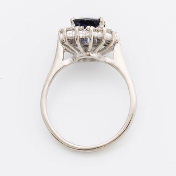 SAFIRRING 18K vitguld m 1 safir ca 10 x 6 mm och diamanter 8/8 ca 0,30 ct totalt.