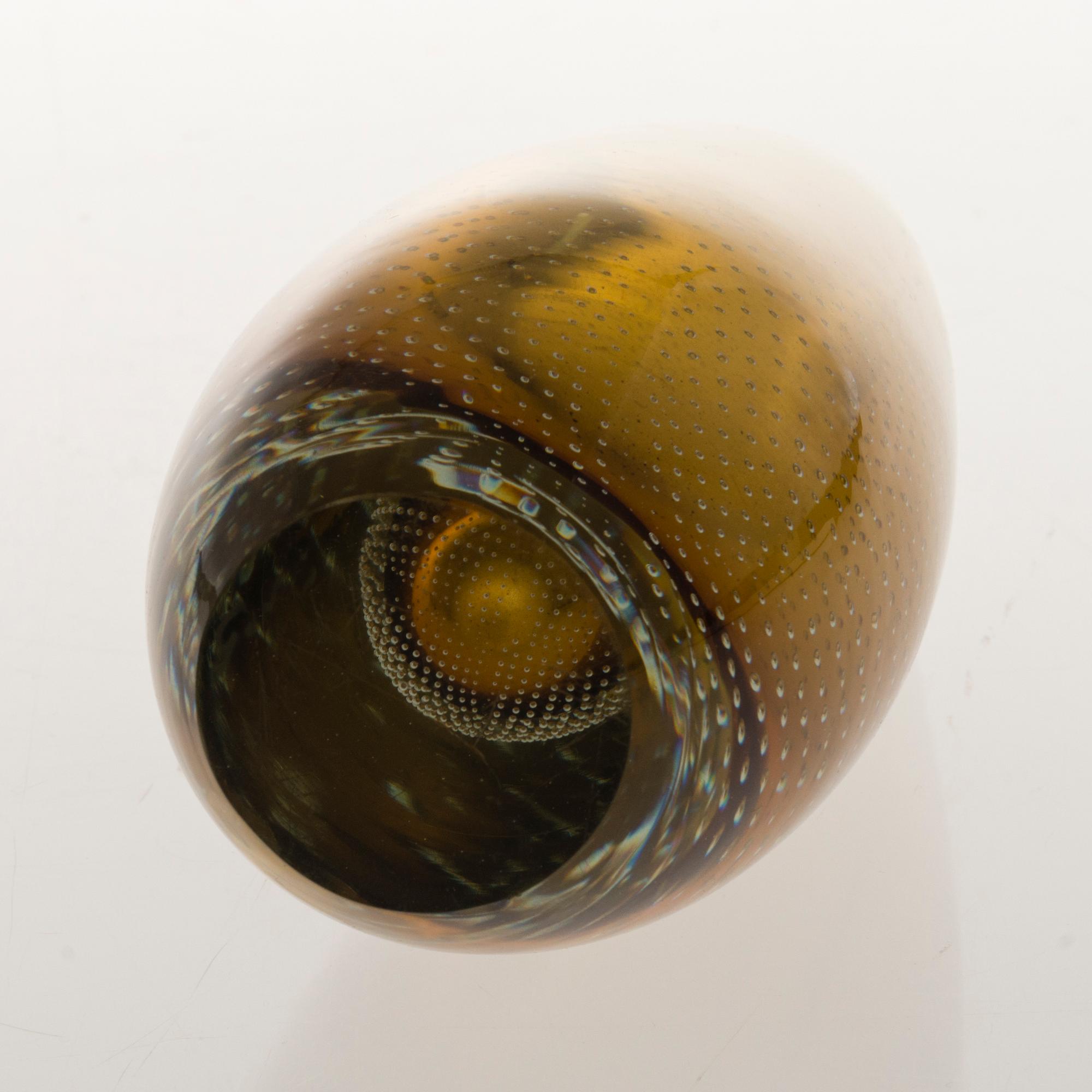 GUNNEL NYMAN, A glass vase signed G. Nyman Nuutajärvi Notsjö -52.