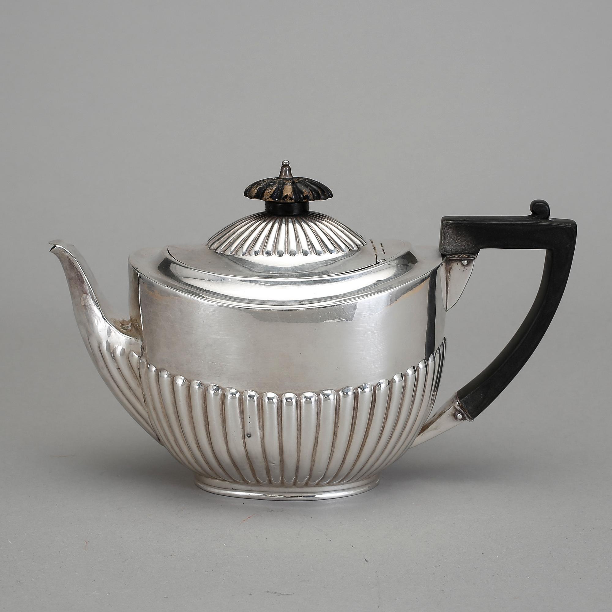 TEKANNA, silver, brittiska stämplar, 18/1900-tal. Total vikt 428 g.