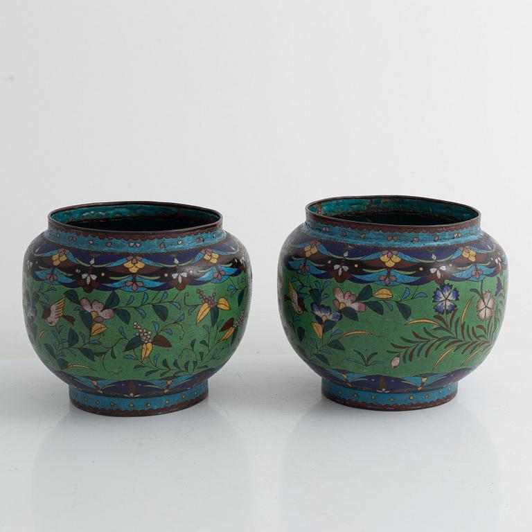 A pair och Chinese cloisoé pots, first part of the 20th century.