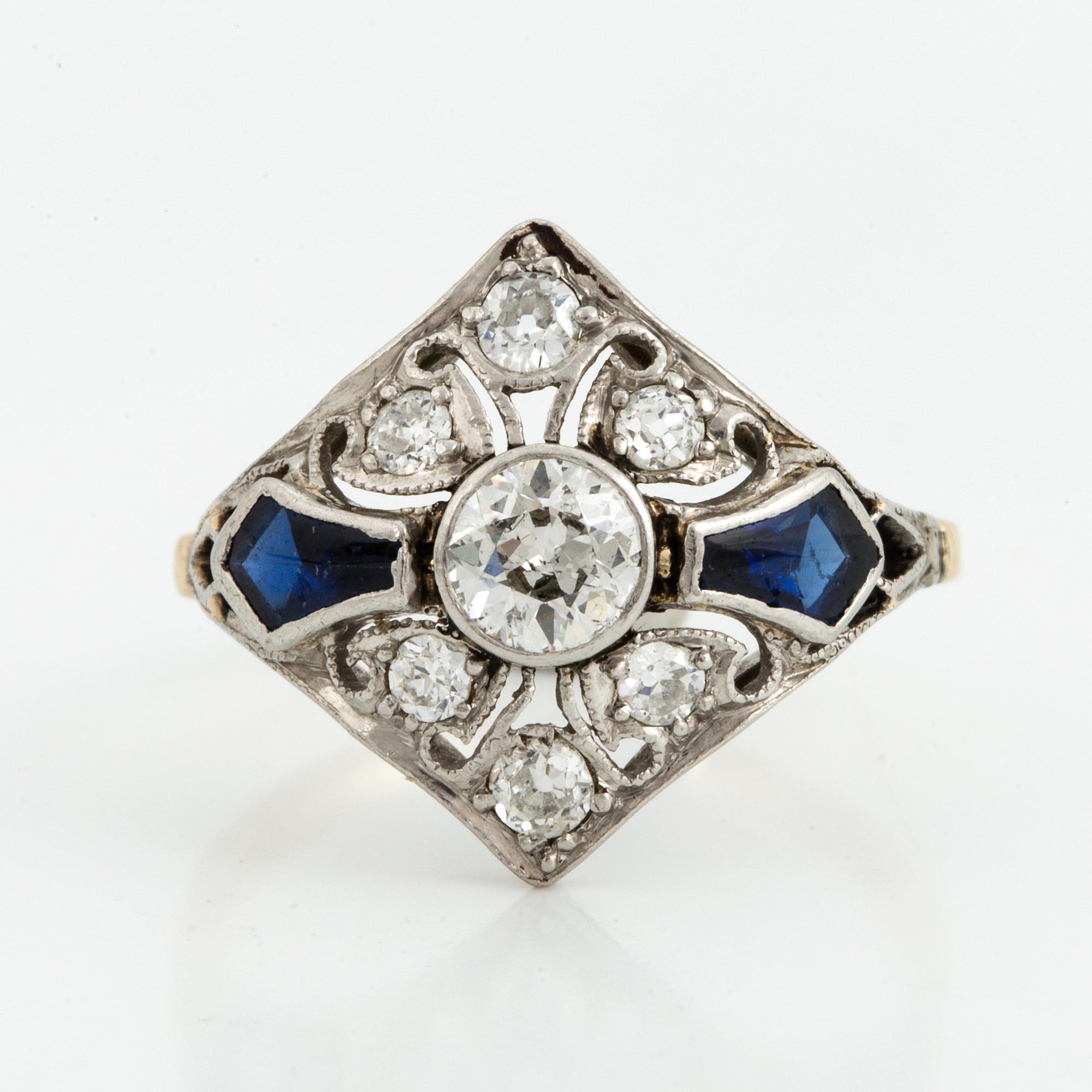 RING, med gammalslipade diamanter och troligen syntetiska safirer.