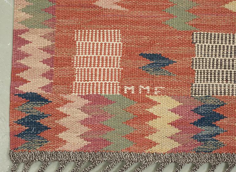 RUG. "Röd med tveskott" (this pattern was named later). 199 x 149,5 cm. Signed MMF.