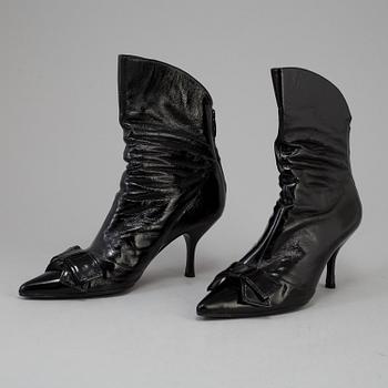 A pair of boots in size 40.