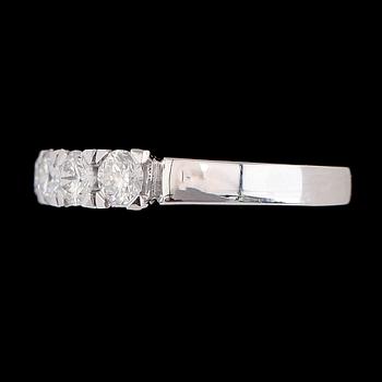 RING, 18k vitguld, 5 briljantslipade diamanter tot ca 0.94 ct.