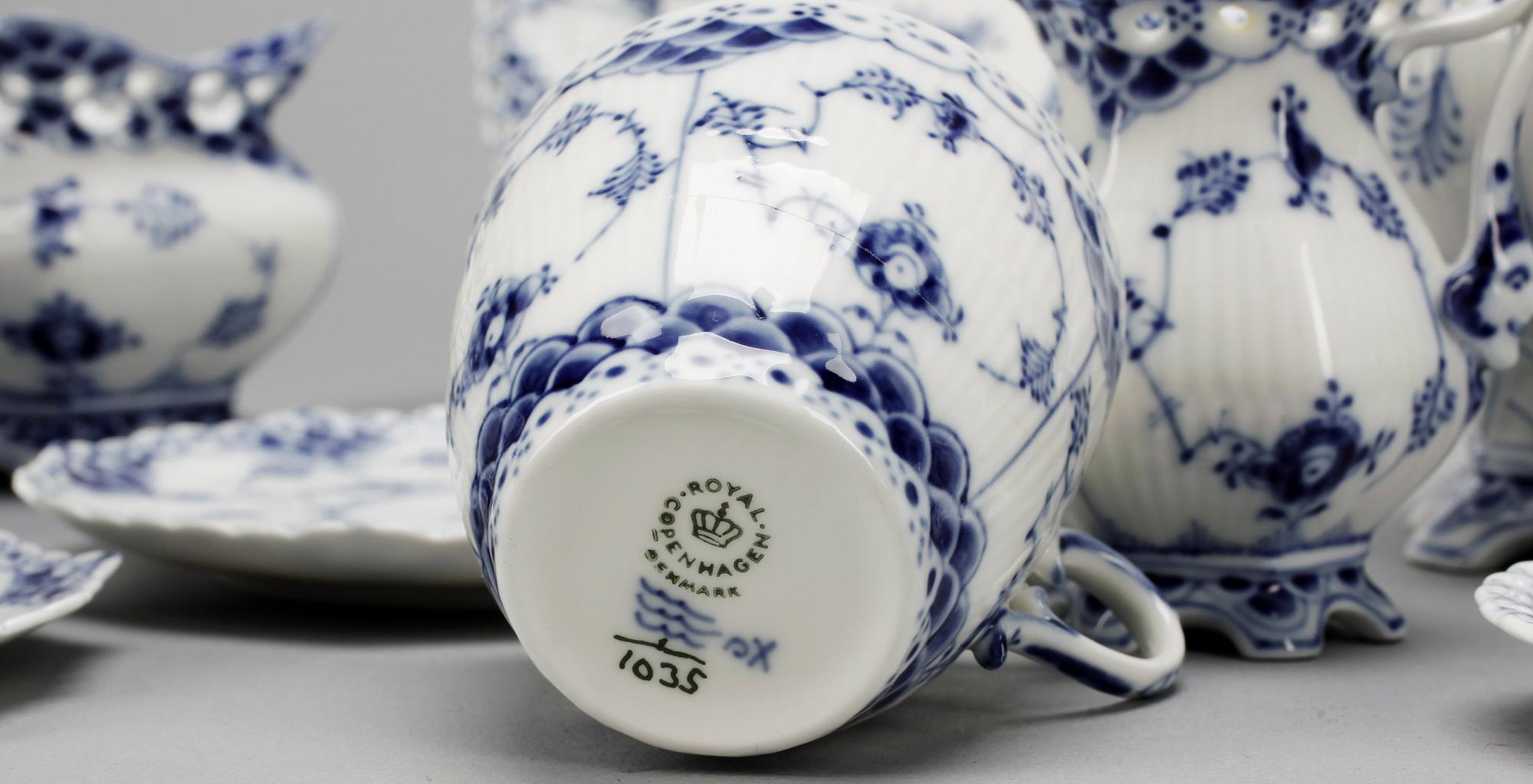 SERVISDELAR, 42 delar. Porslin, Royal Copenhagen "Musselmalet".