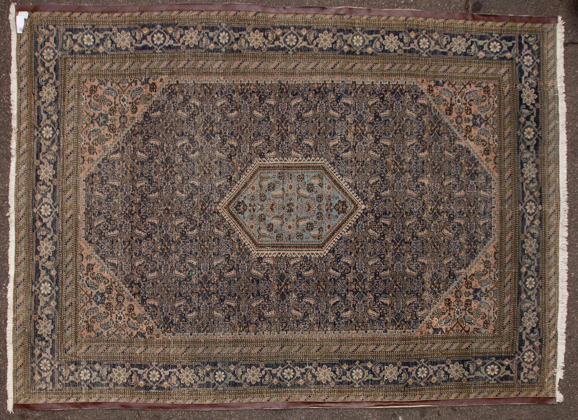 MATTA, Kaukasien. Ca 315x226 cm.