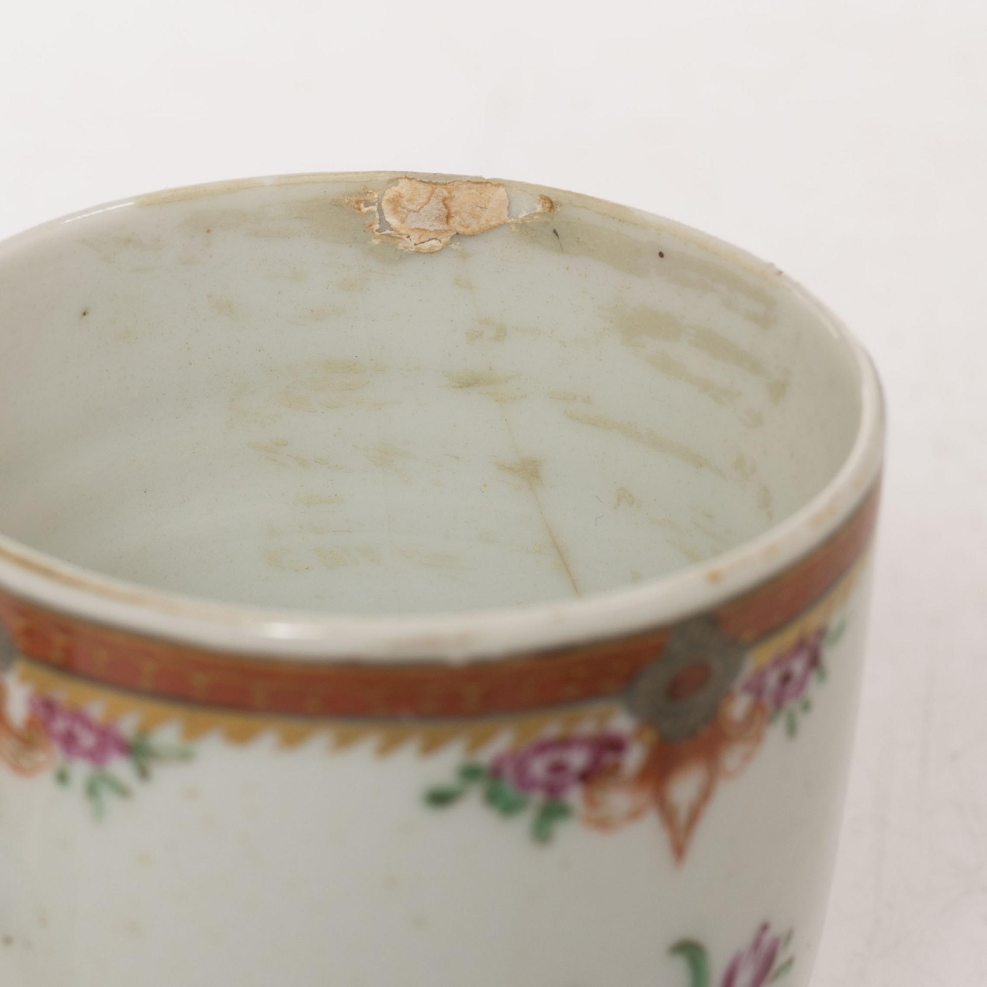 Koppar, fyra stycken, samt kopp med fat, vapenporslin, Qingdynastin, 1700-tal.