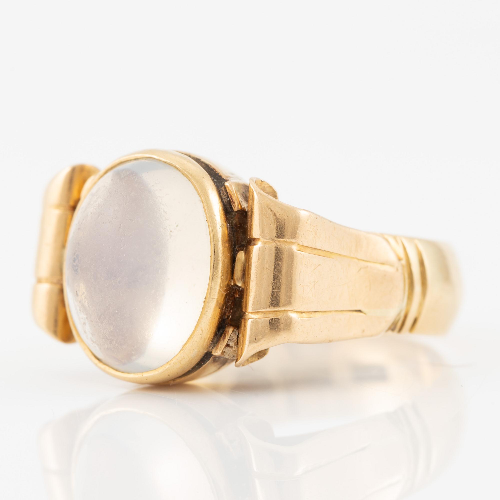 Ring in 18K gold set with a cabochon-cut moonstone.