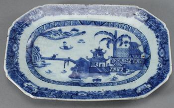 TALLRIKAR, 4 st, djupa, samt UNDERFAT, porslin, Kina, 1700-tal.