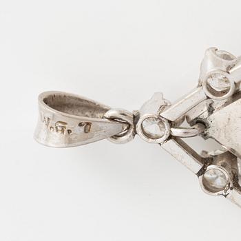 Hänge, vitguld med opal och briljantslipade diamanter.