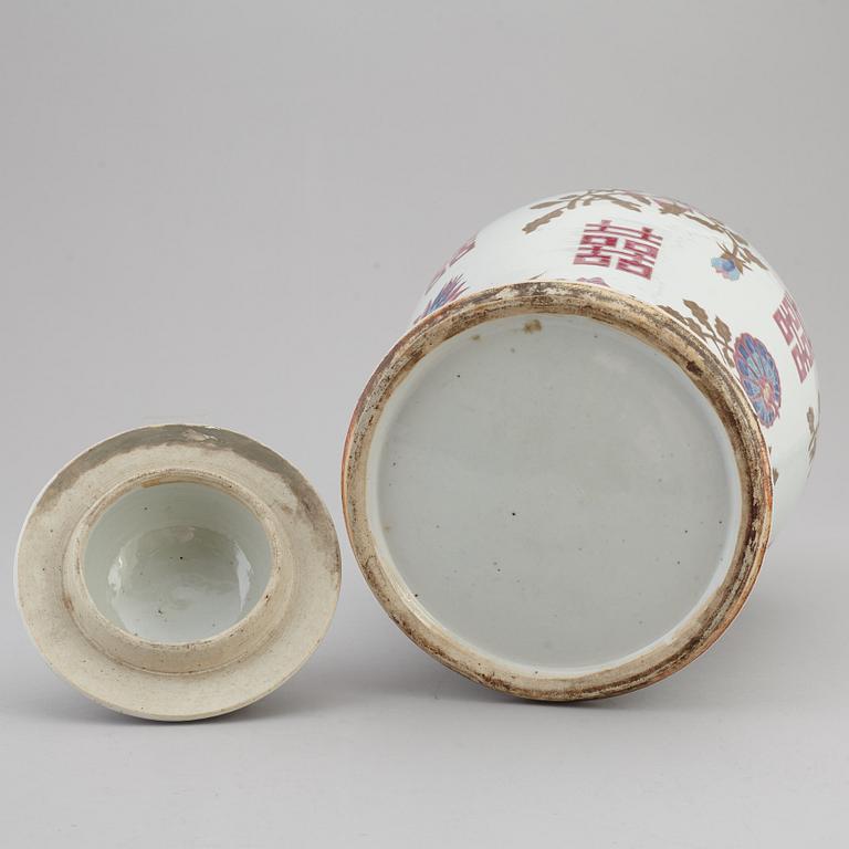 A large famille rose vase with cover, Qing dynasty, ca 1900.