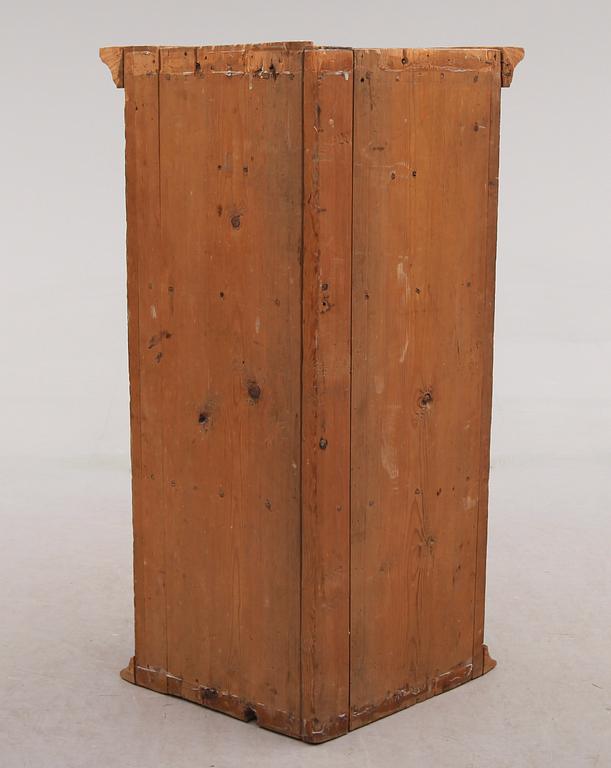 HÖRNSKÅP, allmoge, 1800-talets första hälft.