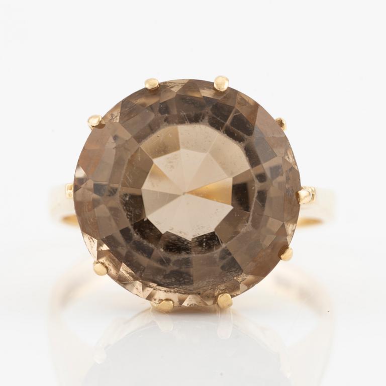 Ring in 18K gold with faceted smoky quartz, Stigbert.