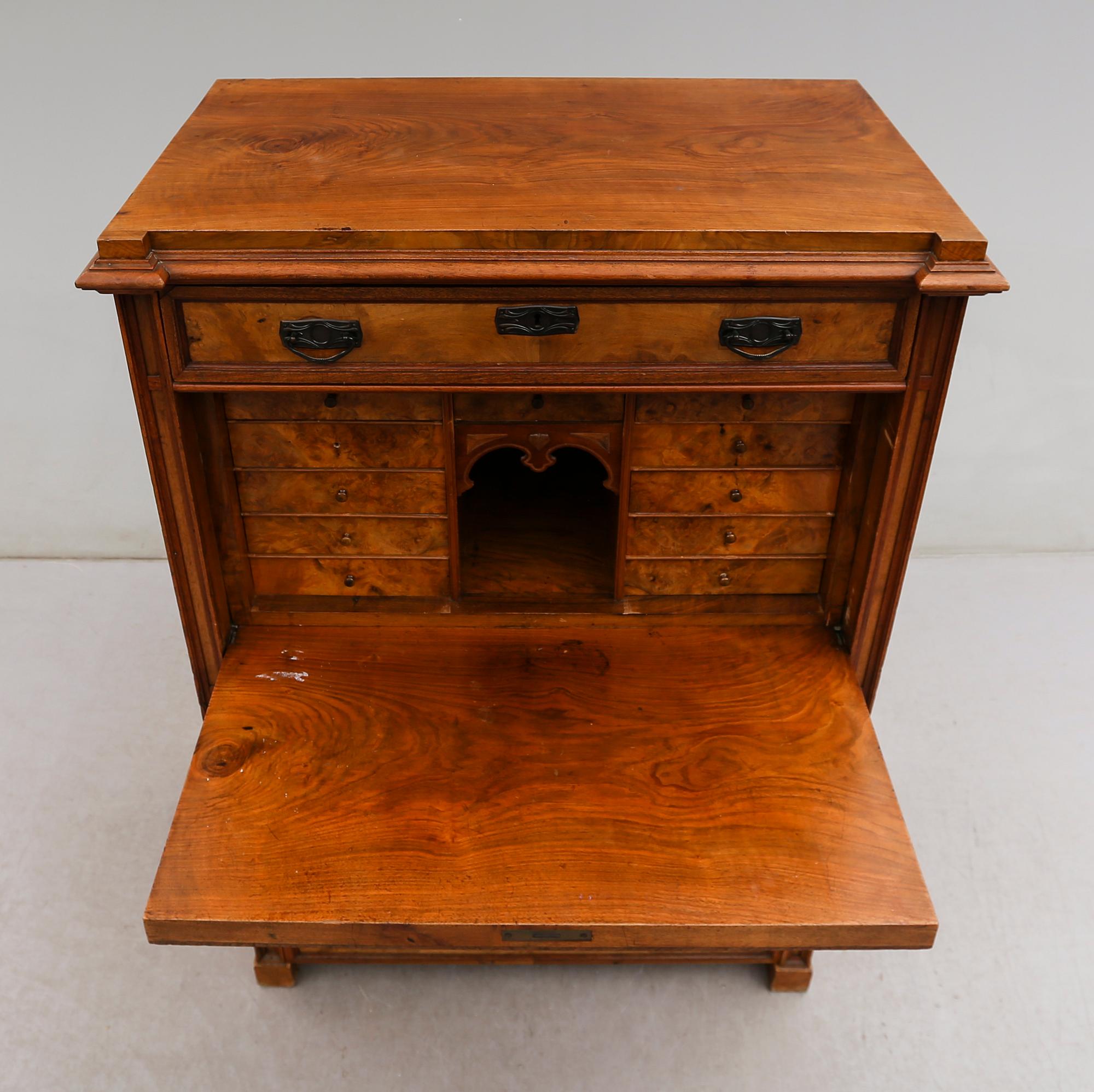 CHIFFONJÉ, 1800-talets andra hälft.