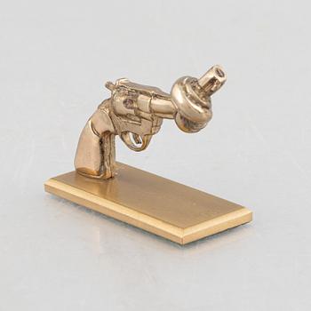 Carl Fredrik Reuterswärd, "Non violence".