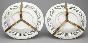 GALLERFAT, ett par, porslin, Kina, 1800-talets början.