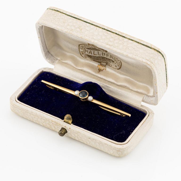Brooch, brooch pin, CG Hallberg, 18K gold with pearls and sapphire.