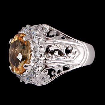 RING, förgyllt silver, vita safirer och citrin 4.10 ct. Total vikt ca 7 g.