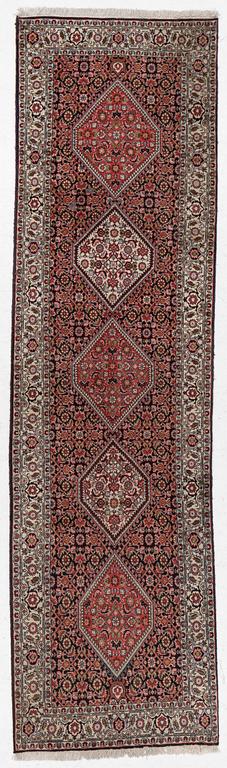 A Bidjar runner, a. 296 x 82 cm.