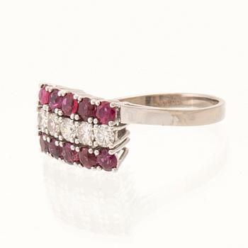 Ring in 18K white gold with round brilliant-cut diamonds and rubies.