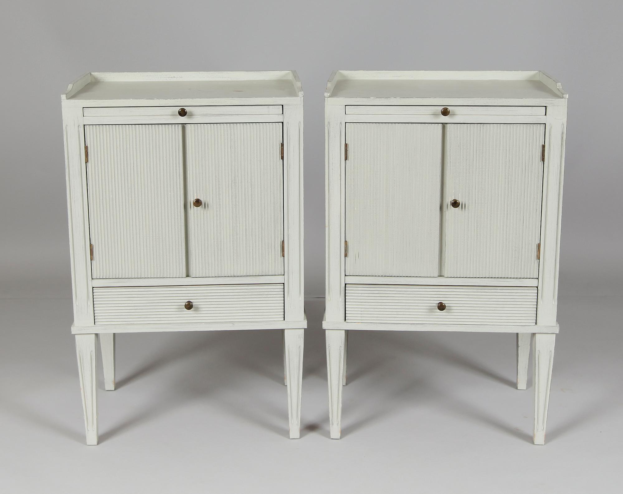 SÄNGBORD, 1 par, gustaviansk stil, 1900-talets andra hälft.