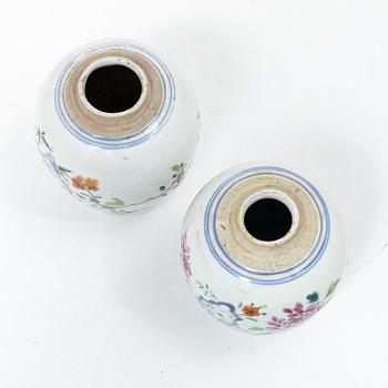 Bojaner/tedosor, två stycken, porslin. Qingdynastin, Qianlong (1736-95).