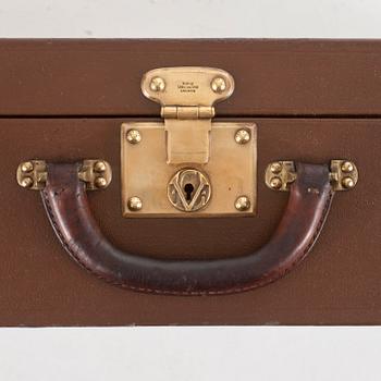 LOUIS VUITTON, a brown faux leather suitcase from around 1910.