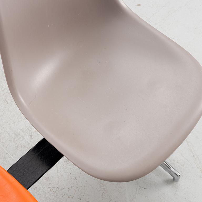 Charles & Ray Eames, soffa, "Eames Plastic Side Chair Beam Seating", Vitra.