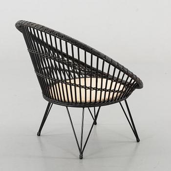 A MID 20TH CENTURY CHAIR.