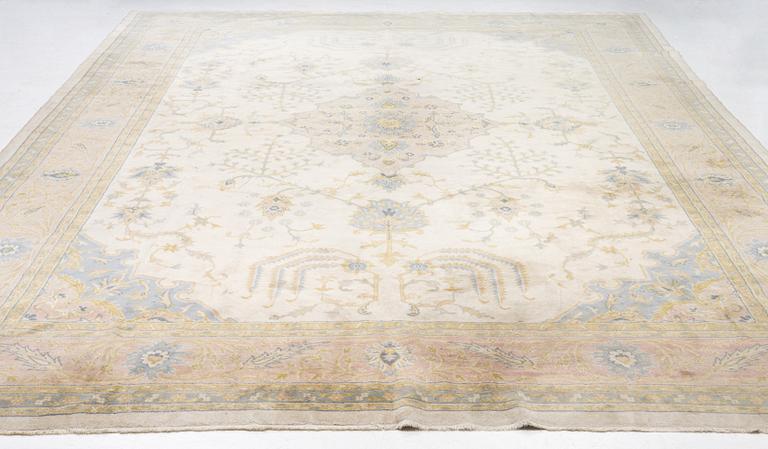 Rug, Eastern Europe, Smyrna pattern. 520 x 355 cm.