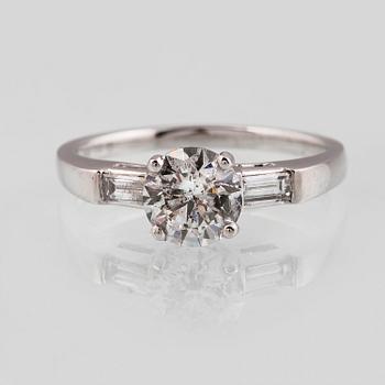 RING, 18K vitguld med briljantslipad diamant ca 1.05 ct samt 2 baguettslipade diamanter ca 0.17 ct. Vikt 3,2 gram.