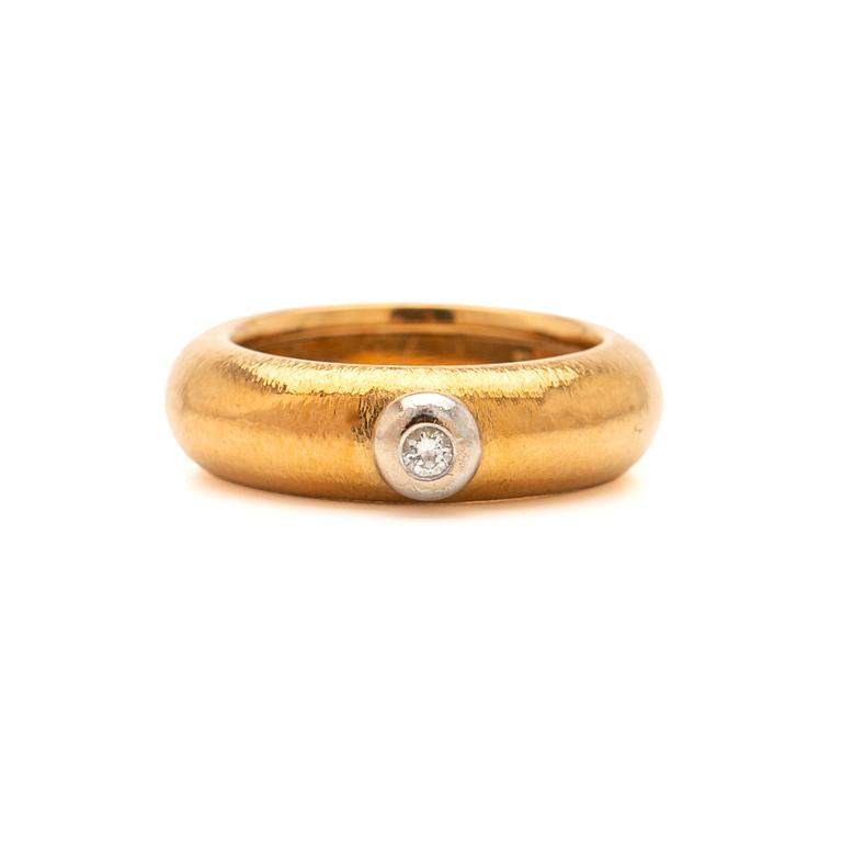 Ole Lynggaard, Ring, 18K gold, set with a brilliant-cut diamond weighing 0.06 ct.