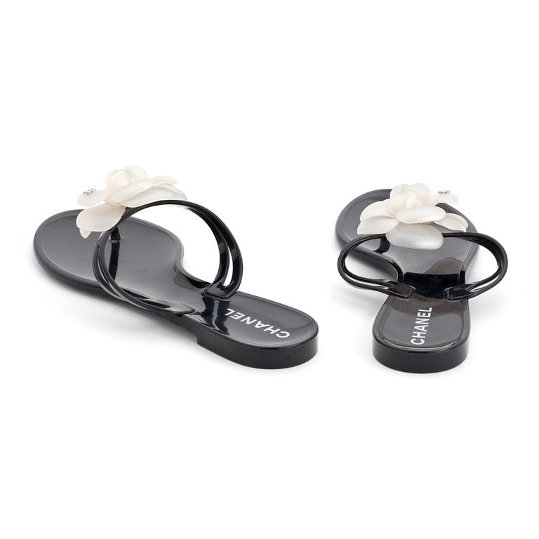 CHANEL, ett par sandaler. Storlek 38.