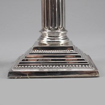 LJUSSTAKAR, ett par, silver, Birmingham, England, omkring år 1900. Fylld fot.