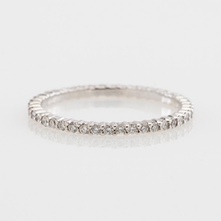 Alliansring, 18k vitguld med briljantslipade diamanter.