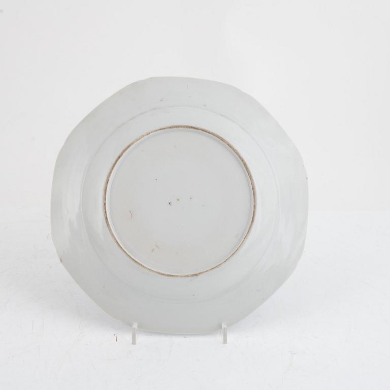 A set of seven Chinese export porcelain plates, Qing dynasty, Qianlong (1736-95).