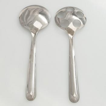 Stefan Lindfors, a stainless steel salad bowl with servers, Hackman, late 20th century.