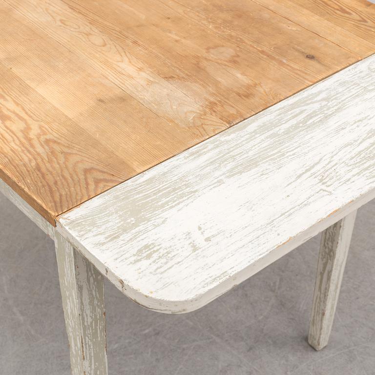 a late 19th/early 20th century table.