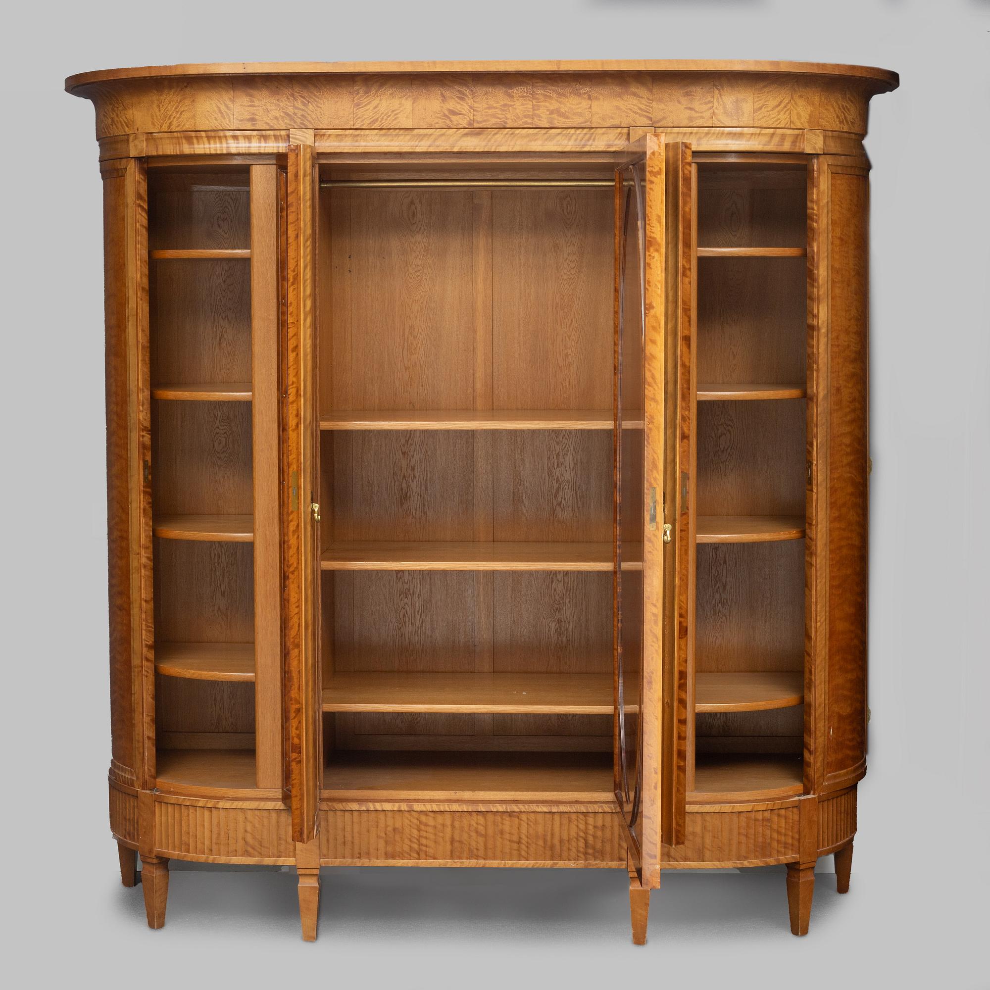 Klädskåp, gustaviansk stil, Nordiska Kompaniet, Ryssland 1913-17.