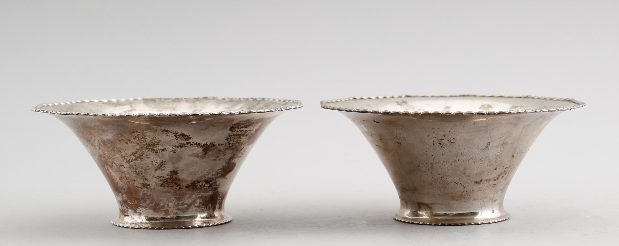 SKÅLAR, 1 par, silver, Uppsala, 1932. Vikt ca 312 g.